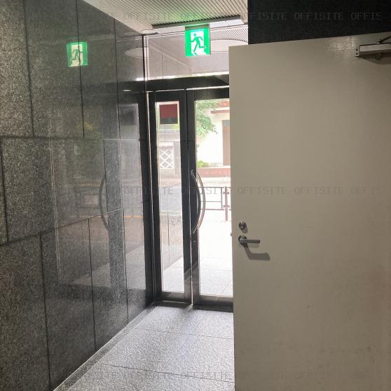 第１石田ビルのオフィスビル背面出入口