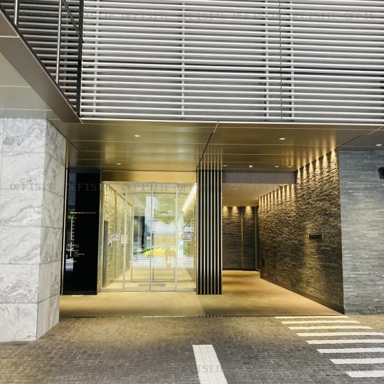フロンティア新宿タワーのオフィスビル出入口