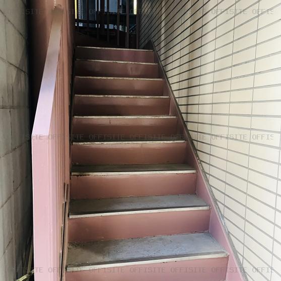 京橋イーサスビルの階段