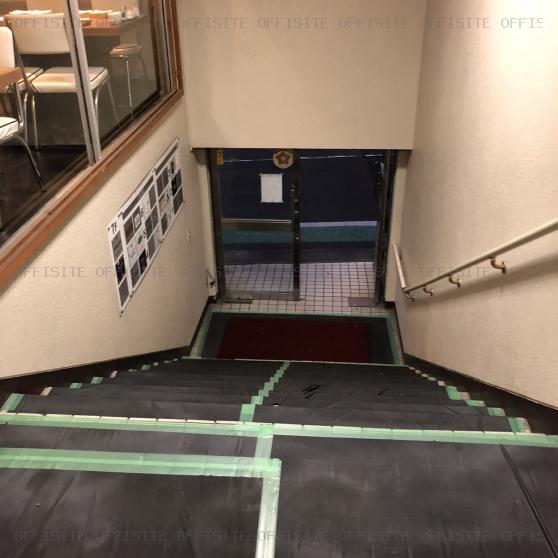 恵比寿ユニオンビルの階段オフィスビル出入口