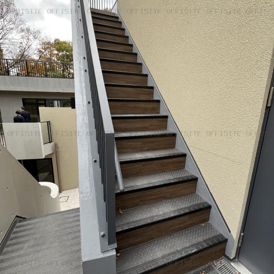 Ａ＊Ｇ井の頭公園プロジェクト（Ｎｏｒｔｈ）の屋上テラス直通階段