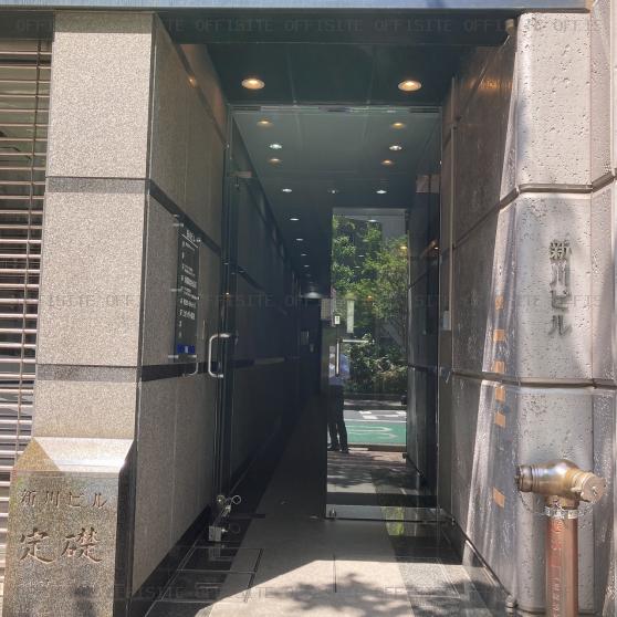新川ビルのオフィスビル出入り口