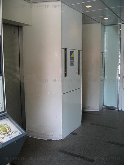 スペースワンビルのエレベーターホール