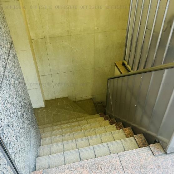 アルテビル芝大門のB1Fへの専用階段