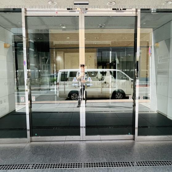 藤和不動産新横浜ビルのオフィスビル出入口