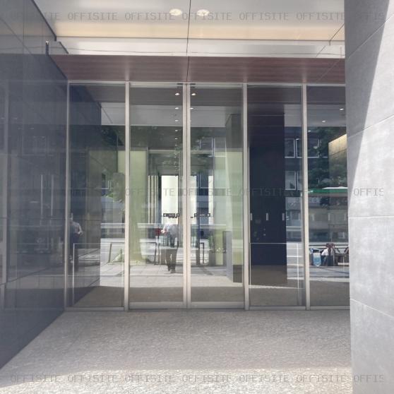 オリックス八重洲通ビルのオフィスビル出入口