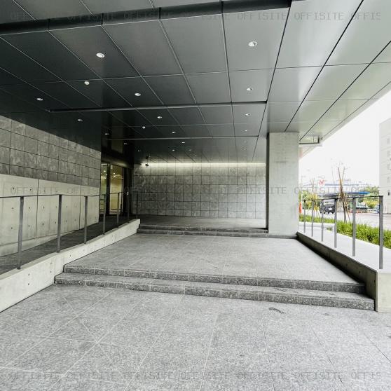 東京流通センター物流ビル新Ａ棟のオフィスビル出入口