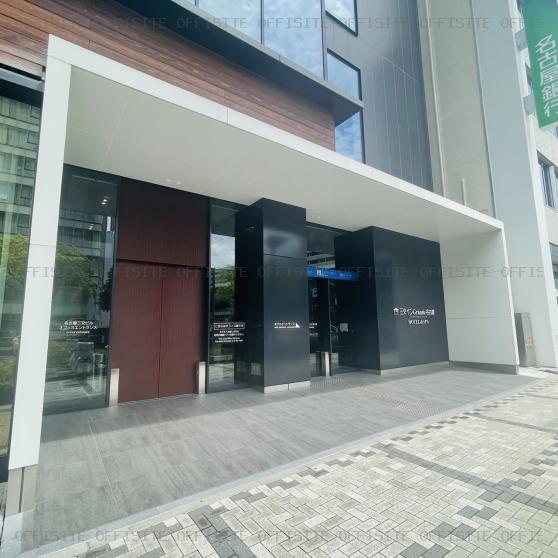名古屋国際センタービルのオフィスビル出入口