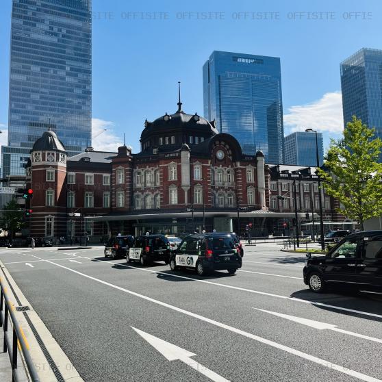日本生命丸の内ビルの目の前は東京駅