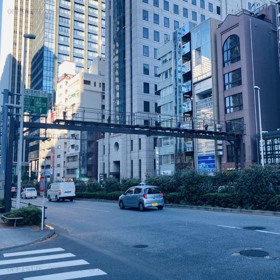 日土地西新宿ビルのビル前面道路