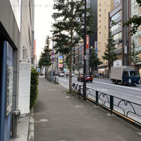 新宿光ビルのビル前面道路
