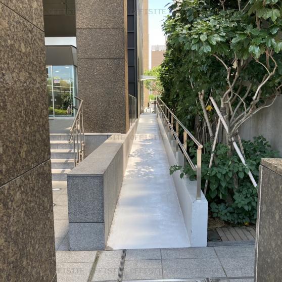 プライム新横浜ビルのエントランススロープ