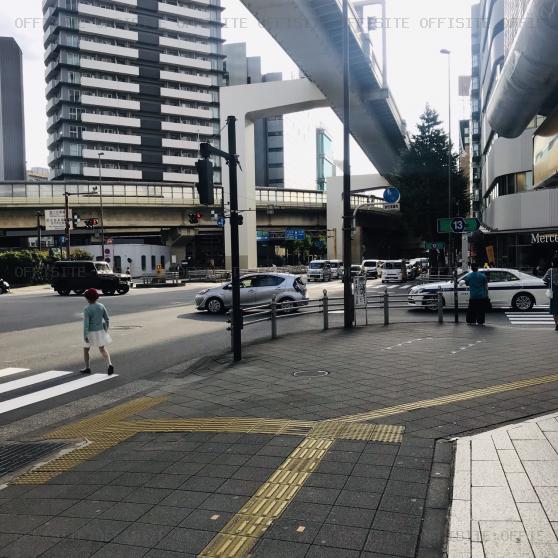 陽輪台西新宿ビルのビル前面道路