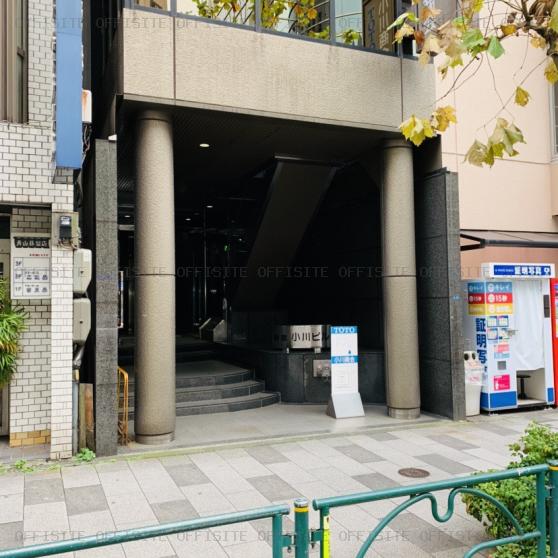 新宿小川ビルのオフィスビル出入口　