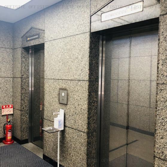 鉄信ビルのエレベーター