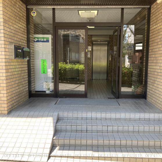 二俣川ビルのオフィスビル出入口