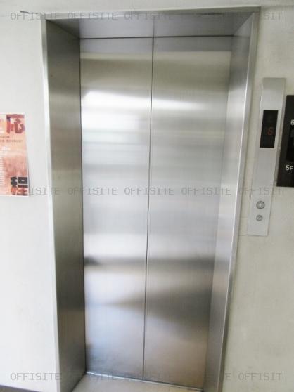 俳優座ビルのエレベーター