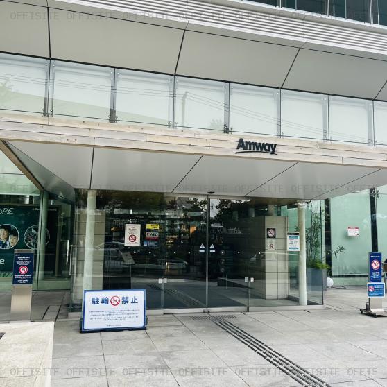 日本アムウェイ本社ビルのオフィスビル出入口