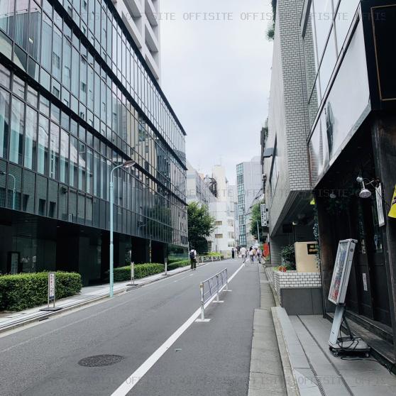 クロスオフィス渋谷のビル全面道路