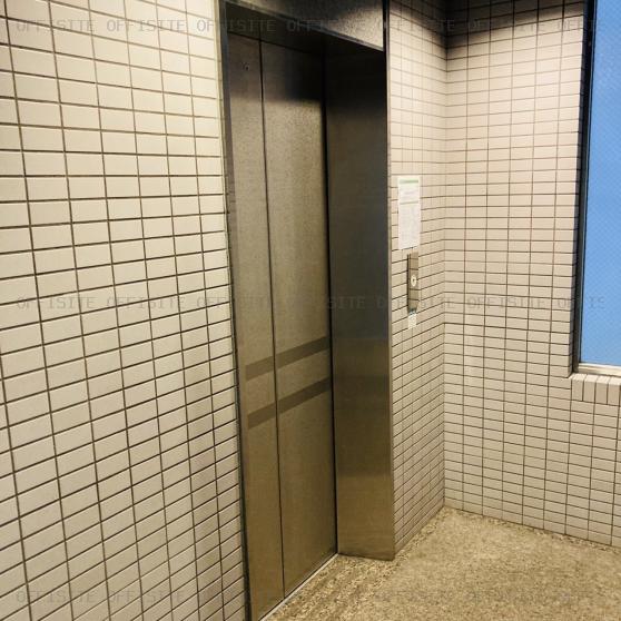第一スレートビルのエレベーター