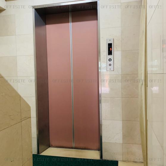 珠和ビルのエレベーター