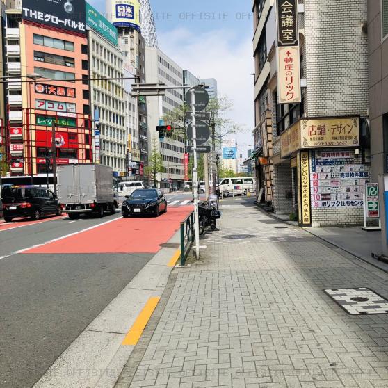 東京南新宿ビルのビル前面道路