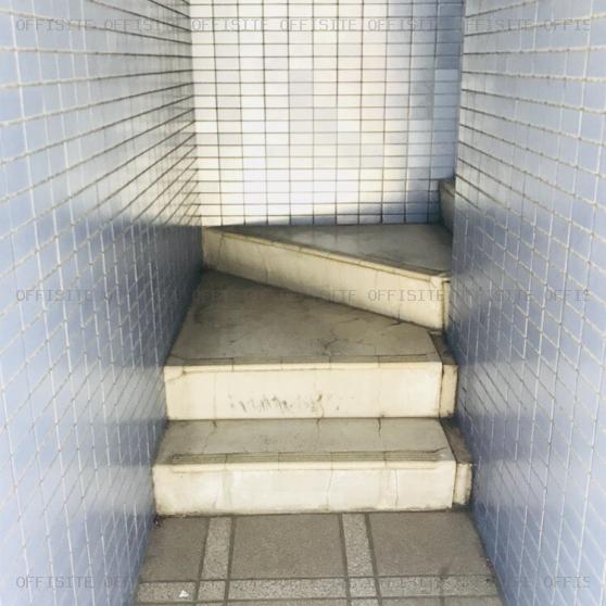 三田レオマビルの階段