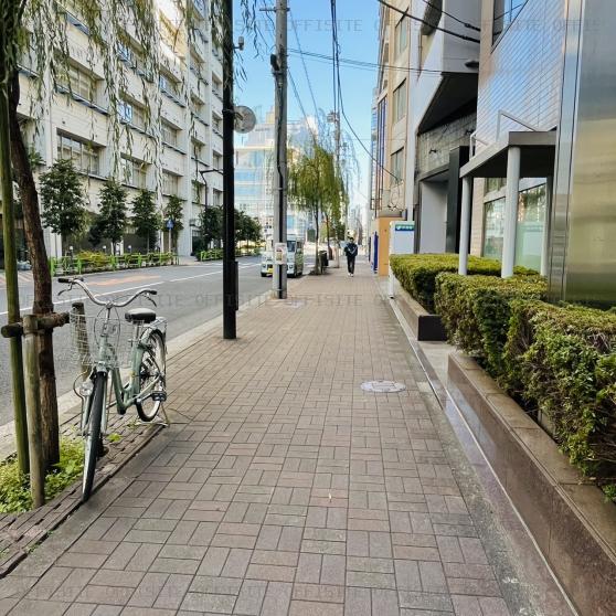 東京大和化成ビルの前面歩道