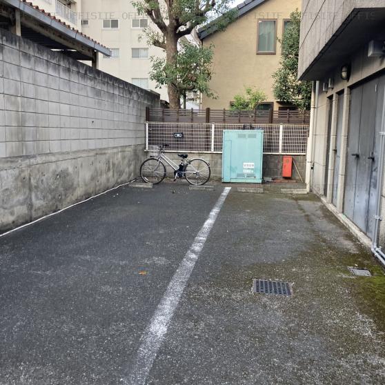 サンク成城の駐車場