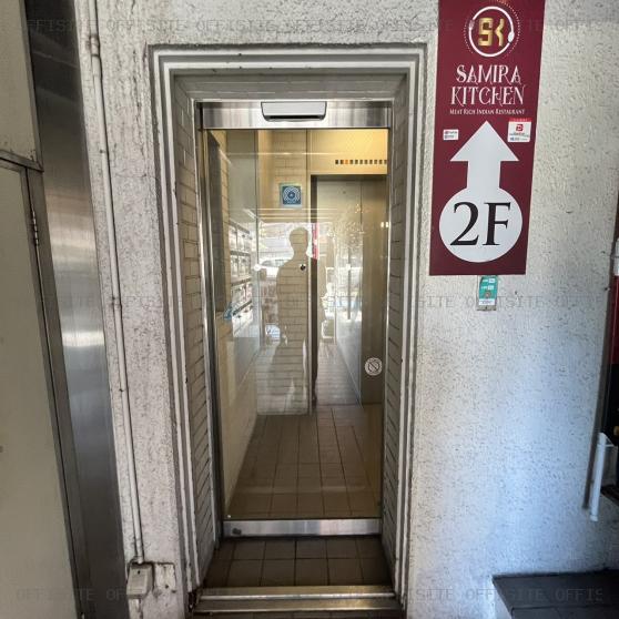 中野第五ビルのオフィスビル出入口