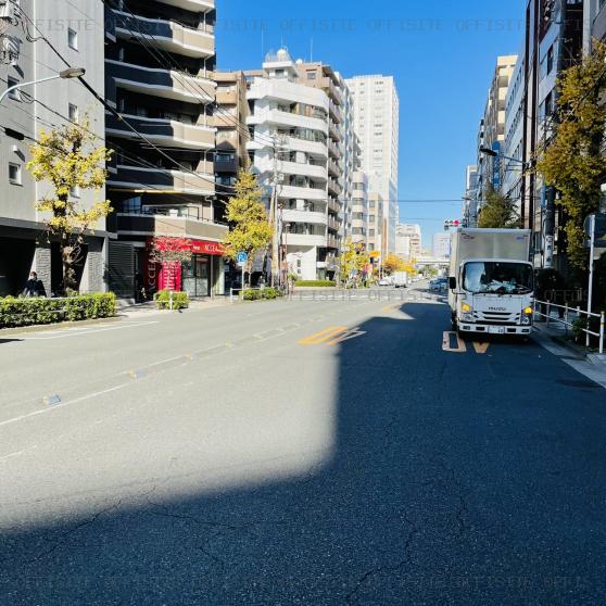 新宿山吹町ビルのビル前面道路