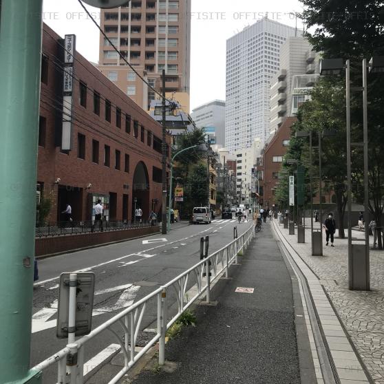 新宿マインズタワーのビル前面道路