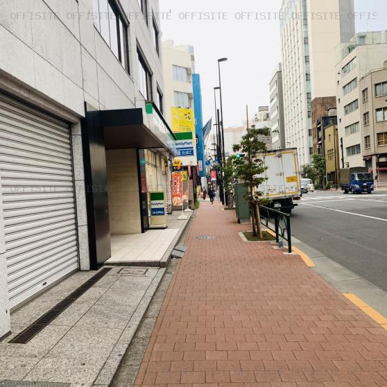 東京家具会館のビル前面道路