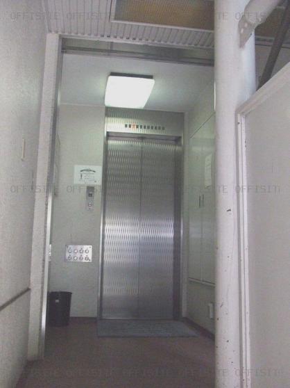 スグルビルのエレベーター