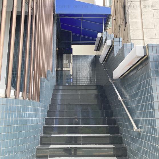 サンドー駒沢ビルのオフィス出入口階段