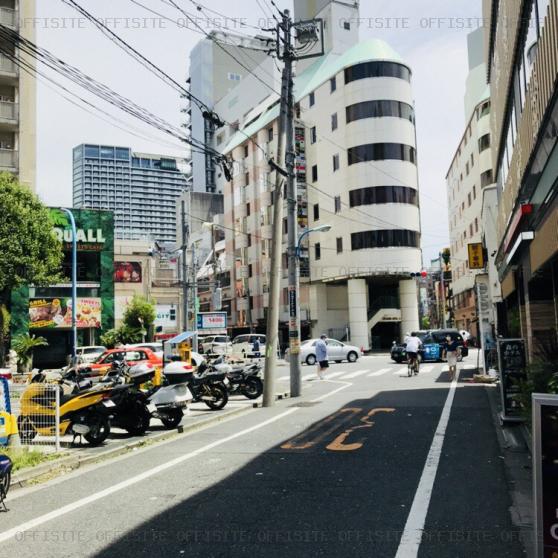 朝日新宿館のビル前面道路
