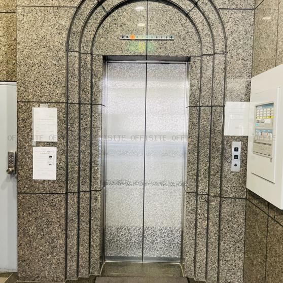 ユニコビルのエレベーター
