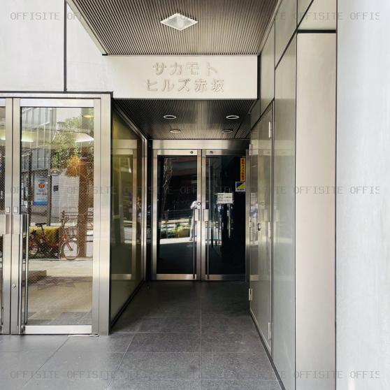 三共赤坂ビルのオフィスビル出入口