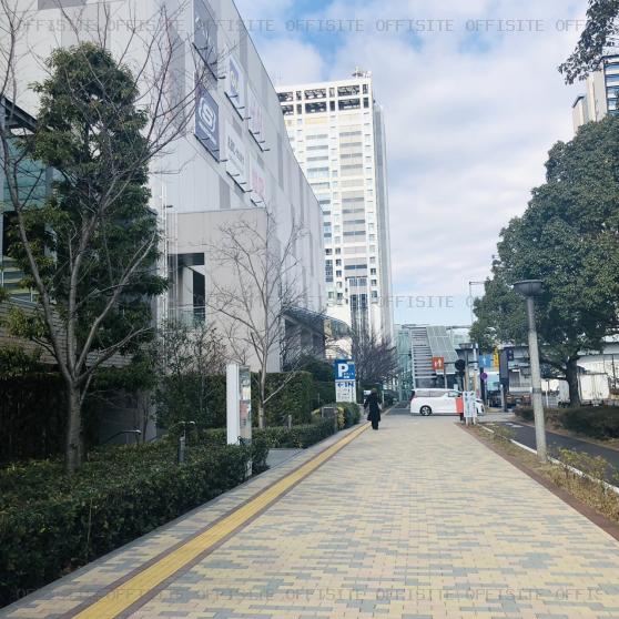 ダイバーシティ東京オフィスタワーのビル前面道路