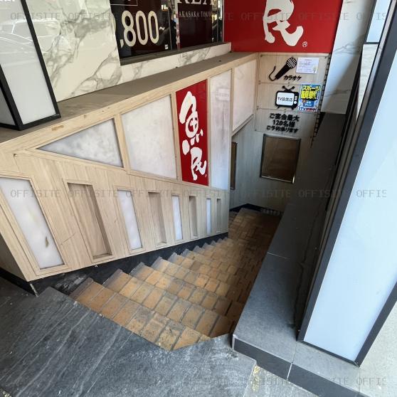 赤坂パロスビルの地下直通階段