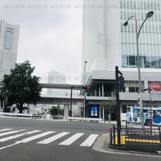 フコク生命横浜ビルのビル前面道路