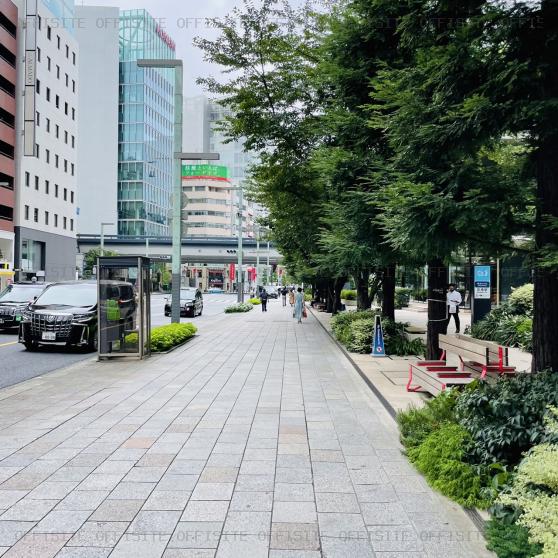 東京スクエアガーデンのビル前面道路