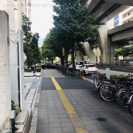 陽輪台西新宿ビルのビル前面道路