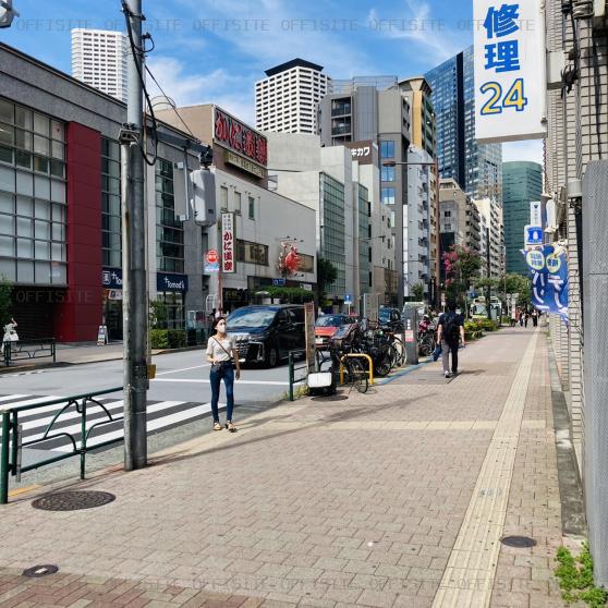 西新宿ＩＫビルのビル前面道路