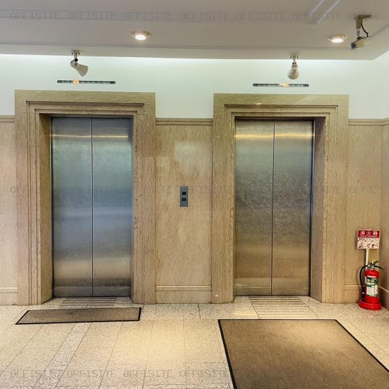 プラチナビルのエレベーター