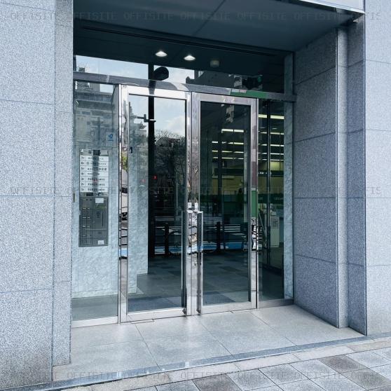 芝信三田ビルのオフィスビル出入口