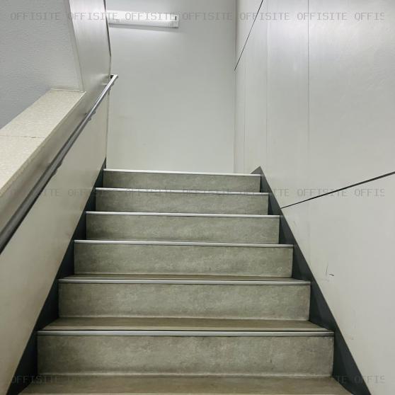 小田急西新宿ビルの階段