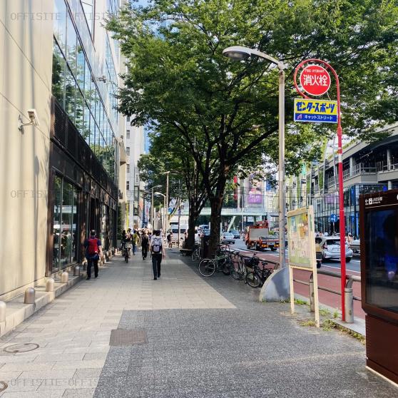 渋谷ワールドイーストビルの前面歩道