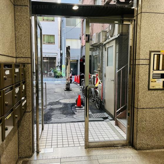 京橋イーサスビルのオフィスビル出入口