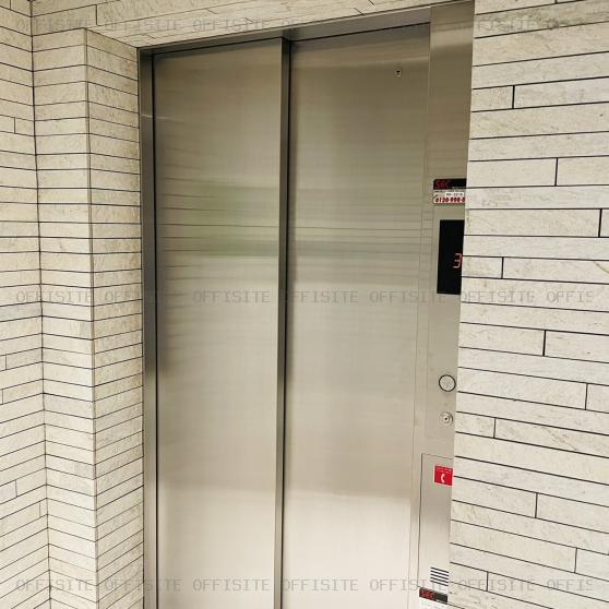 中野駅前ビルのエレベーター